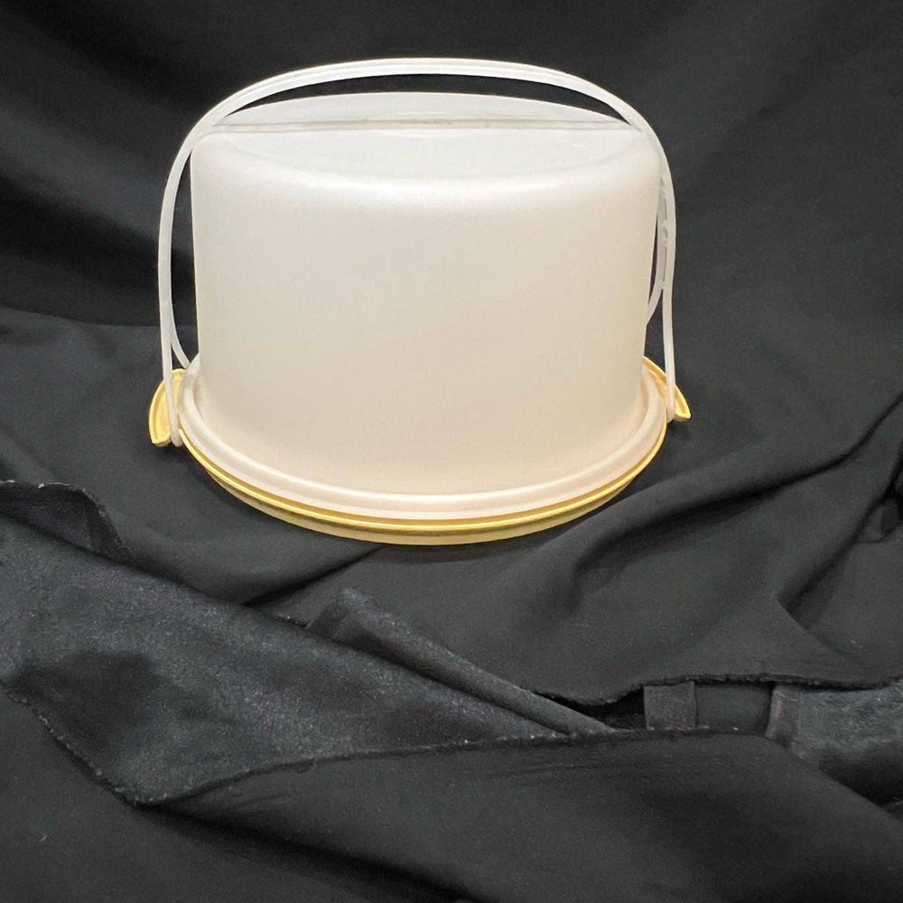 Vintage Tupperware cake carrier harvest gold